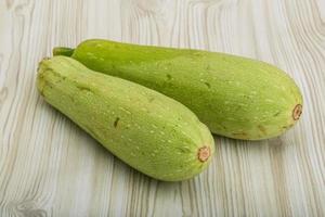 Zucchini auf Holzuntergrund foto