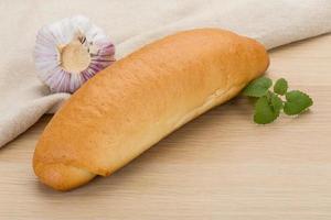 frisch gebackenes Brot auf Holzhintergrund foto