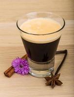 Espresso mit Blume auf Holzhintergrund foto