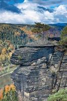 Sandsteinfelsen und Wald foto