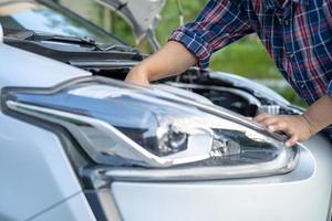 Mechanisches Motorsystem mit offener Haube zur Überprüfung und Reparatur von Autounfällen. foto