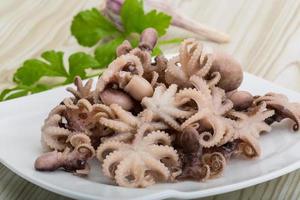 gekochter Oktopus auf dem Teller und Holzhintergrund foto