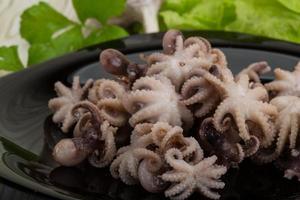 gekochter Oktopus auf dem Teller und Holzhintergrund foto