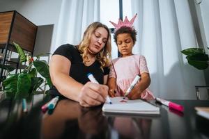 mutter und kind tochter malt kreativ am tisch foto