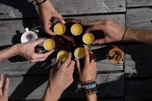 top view tea set einen holztisch für den hintergrund der teezeremonie. Frau und Mann halten eine Tasse Tee foto