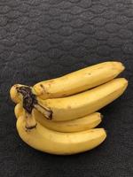 ein Bündel Bananen auf dunklem Hintergrund foto