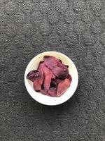 Diese violetten Kartoffelchips sind eine Variation der traditionellen Kartoffelchips und werden aus violetten Süßkartoffeln hergestellt, die reich an Vitamin A sind. diese violetten süßkartoffelchips stammen aus west java - indonesien foto