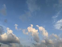 sehr schöner Himmel und Wolken foto