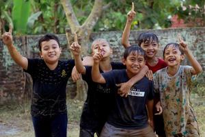 magetan, indonesien. 17. august 2022. indonesische kinder freuen sich, indonesiens unabhängigkeitstag mit der teilnahme an einem wettbewerb zu feiern. foto