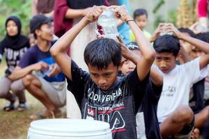 magetan, indonesien. 17. august 2022. indonesische kinder freuen sich, indonesiens unabhängigkeitstag mit der teilnahme an einem wettbewerb zu feiern. foto