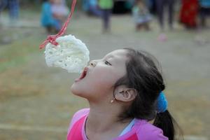 magetan, indonesien. 17. august 2022. indonesische kinder freuen sich, indonesiens unabhängigkeitstag mit der teilnahme an einem wettbewerb zu feiern. foto