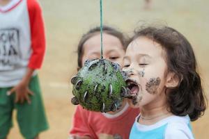 magetan, indonesien. 17. august 2022. indonesische kinder freuen sich, indonesiens unabhängigkeitstag mit der teilnahme an einem wettbewerb zu feiern. foto