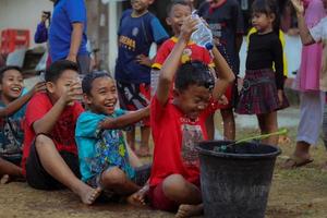 magetan, indonesien. 17. august 2022. indonesische kinder freuen sich, indonesiens unabhängigkeitstag mit der teilnahme an einem wettbewerb zu feiern. foto