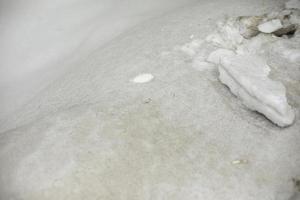 Schmutziger Schnee im Winter. viel Schnee auf der Straße. foto