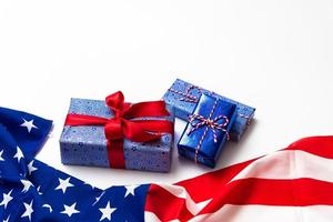 4. juli amerikanische glückliche unabhängigkeitstagskarte mit geschenkboxen in den nationalen farben amerikanische flagge auf weißem hintergrund, flache lage, draufsicht, kopierraum, banner foto