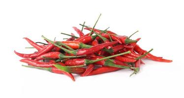 Gruppe von frischen roten Chilis auf weiß foto