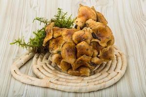 Armillaria auf Holzbrett und Holzhintergrund foto