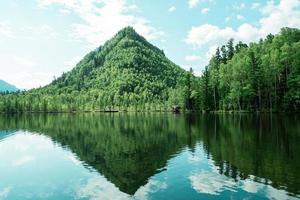 schöne Landschaft, Berge am Seeufer foto