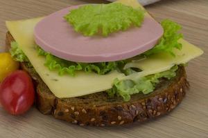 Sandwich mit Schinken und Käse foto