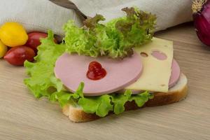 Sandwich mit Käse und Wurst foto