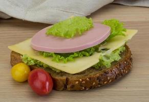 Sandwich mit Schinken und Käse foto