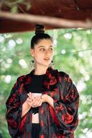 Die Teezeremonie wird von einem Teemeister im Kimono durchgeführt foto