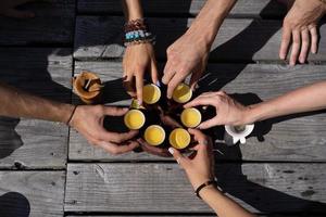 top view tea set einen holztisch für den hintergrund der teezeremonie. Frau und Mann halten eine Tasse Tee foto