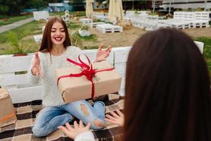 Mädchen werfen sich gegenseitig Geschenke zu foto