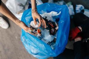 junge frau, die müll sortiert. Konzept des Recyclings. kein Verlust foto