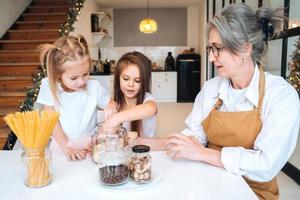 großmutter und enkelin kochen in der küche. foto