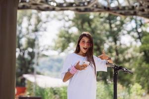 junge schöne Frau sieht im Park überrascht aus foto