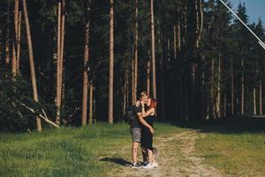 schönes paar, das in einem wald steht foto