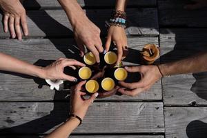 top view tea set einen holztisch für den hintergrund der teezeremonie. Frau und Mann halten eine Tasse Tee foto