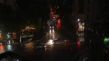 kiew, ukraine - 1. juni 2021 straßen von kiew bei nacht. starker Regen im Freien foto