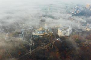 Luftaufnahme der Stadt im Nebel foto