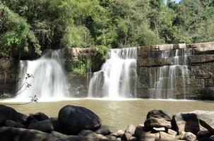 Waldwasserfall oder Waldbach. Wasser, das vom Steinhang fällt. foto