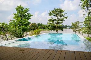 Schwimmbad vor dem Zimmer der Hotelvilla im sonnigen Sommertag foto