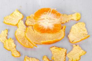 frische orange mit blättern lokalisiert auf weißem stoffhintergrund foto