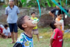 magetan, indonesien. 17. august 2022. indonesische kinder freuen sich, indonesiens unabhängigkeitstag mit der teilnahme an einem wettbewerb zu feiern. foto