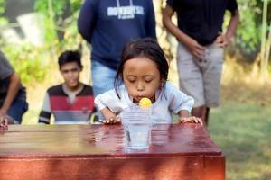 magetan, indonesien. 17. august 2022. indonesische kinder freuen sich, indonesiens unabhängigkeitstag mit der teilnahme an einem wettbewerb zu feiern. foto