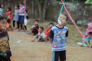 magetan, indonesien. 17. august 2022. indonesische kinder freuen sich, indonesiens unabhängigkeitstag mit der teilnahme an einem wettbewerb zu feiern. foto