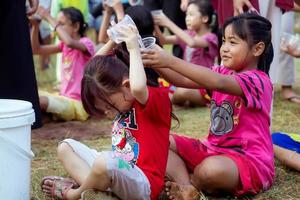 magetan, indonesien. 17. august 2022. indonesische kinder freuen sich, indonesiens unabhängigkeitstag mit der teilnahme an einem wettbewerb zu feiern. foto