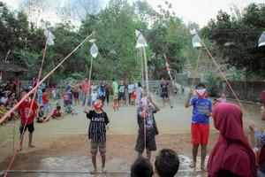 magetan, indonesien. 17. august 2022. indonesische kinder freuen sich, indonesiens unabhängigkeitstag mit der teilnahme an einem wettbewerb zu feiern. foto