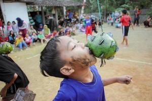 magetan, indonesien. 17. august 2022. indonesische kinder freuen sich, indonesiens unabhängigkeitstag mit der teilnahme an einem wettbewerb zu feiern. foto