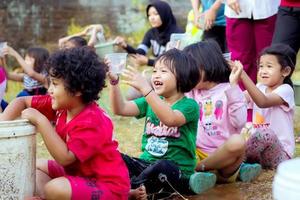 magetan, indonesien. 17. august 2022. indonesische kinder freuen sich, indonesiens unabhängigkeitstag mit der teilnahme an einem wettbewerb zu feiern. foto