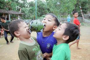 magetan, indonesien. 17. august 2022. indonesische kinder freuen sich, indonesiens unabhängigkeitstag mit der teilnahme an einem wettbewerb zu feiern. foto