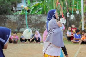 magetan, indonesien. 17. august 2022. indonesische kinder freuen sich, indonesiens unabhängigkeitstag mit der teilnahme an einem wettbewerb zu feiern. foto