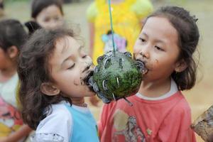 magetan, indonesien. 17. august 2022. indonesische kinder freuen sich, indonesiens unabhängigkeitstag mit der teilnahme an einem wettbewerb zu feiern. foto