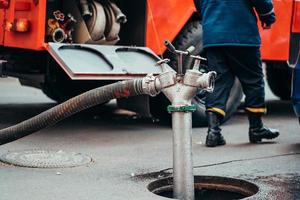 Hydrant im Einsatz bei einem Gebäudebrand foto