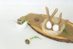 dekorierte lustige eier liegen auf einer holzplatte für fröhliche ostern foto